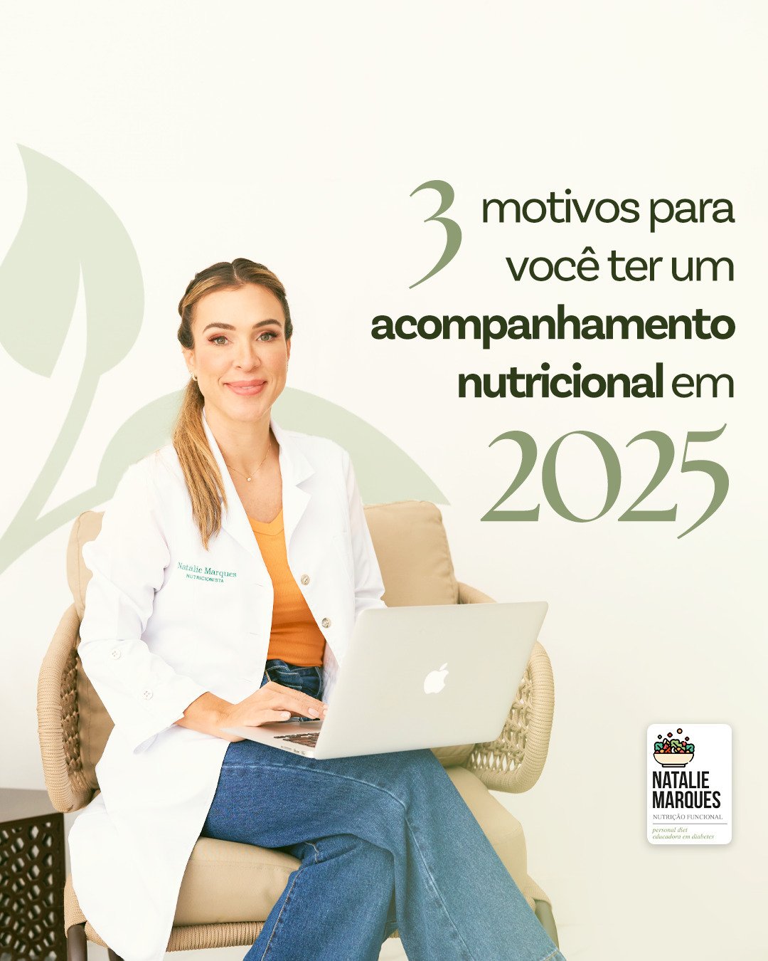 Natalie Marques, de jaleco, sentada com o notebook, ao lado do texto: 3 motivos para você ter um acompanhamento nutricional em 2025.