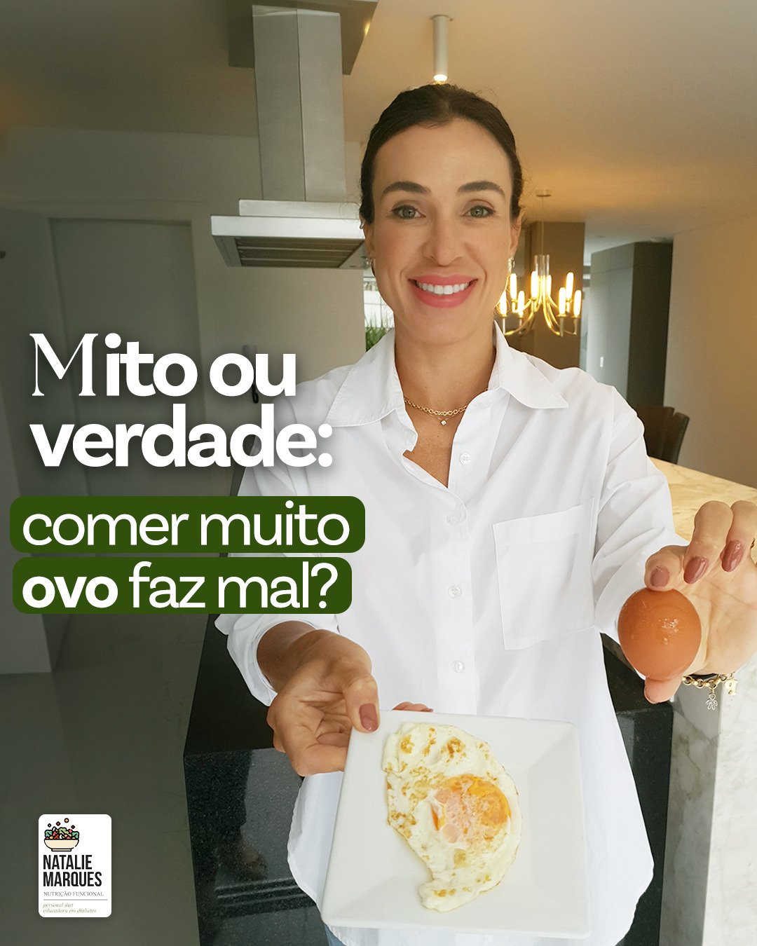 Natalie Marques segura um ovo e um prato com ovo frito, ao lado do texto: Mito ou verdade: comer muito ovo faz mal?