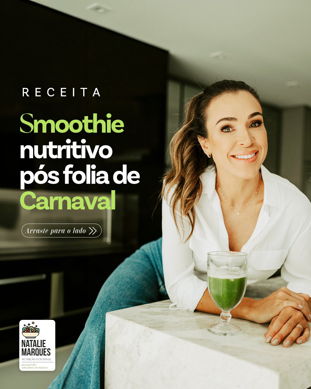 Natalie Marques segura um copo de suco verde, ao lado do texto: Receita, smoothie nutritivo pós folia de Carnaval.