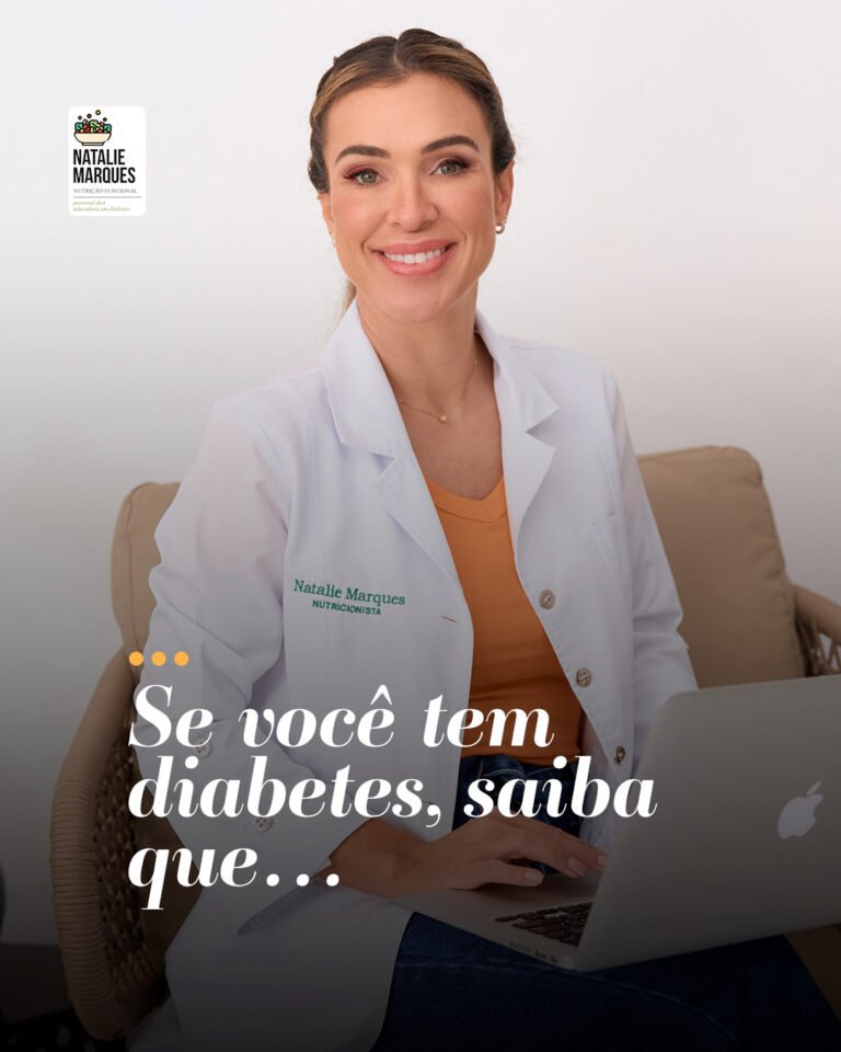 Natalie Marques, de jaleco com o nome dela e a palavra nutricionista, sorri sentada com o notebook no colo, ao lado do texto: Se você tem diabetes, saiba que…